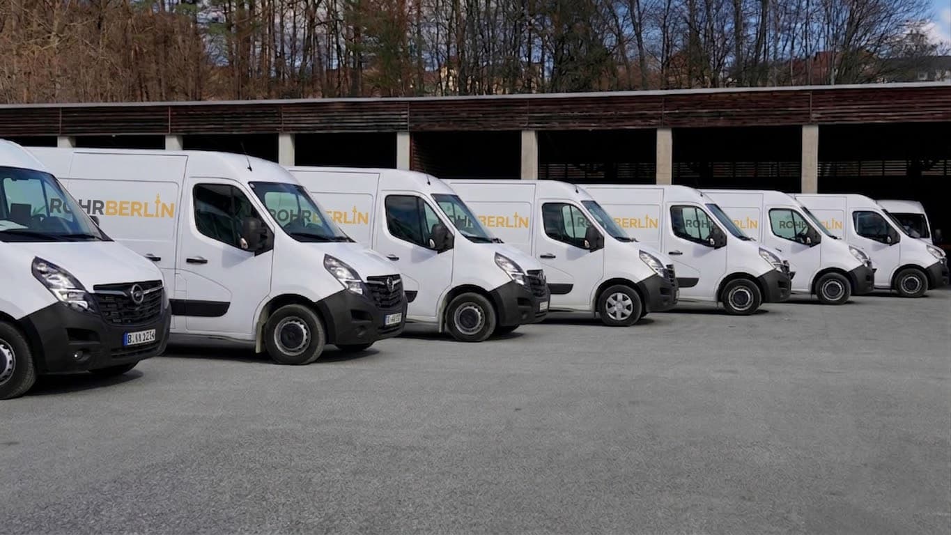 RohrBerlin Einsatzfahrzeuge mit professioneller Ausrüstung für Rohrreinigung in Berlin